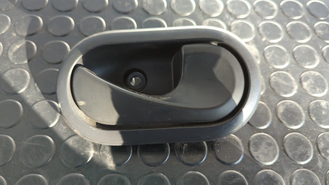 Recambio de MANETA INTERIOR DELANTERA DERECHA para DACIA DOKKER Ambiance K9K 626 referencia OEM IAM 8200733847 - BLANCO