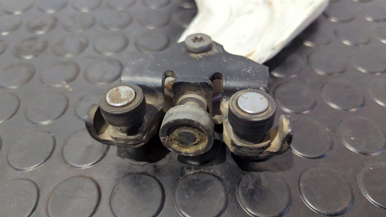 Recambio de SOPORTE GUIA PATIN INFERIOR para DACIA DOKKER Ambiance K9K 626 referencia OEM IAM 745967497R - BLANCO 2