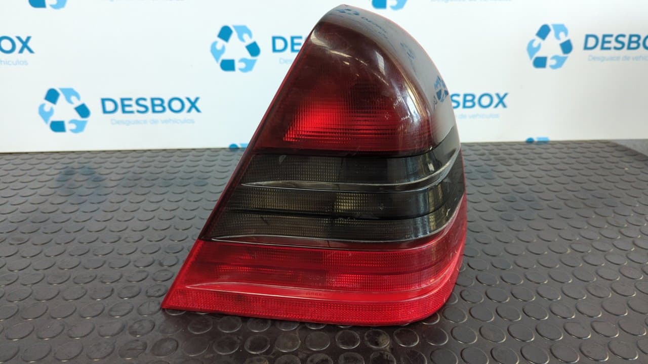 Recambio de PILOTO TRASERO DERECHO para MERCEDES-BENZ CLASE C (W202) BERLINA 220 CDI (202.133) 611960 referencia OEM IAM 2028203664 - GRIS