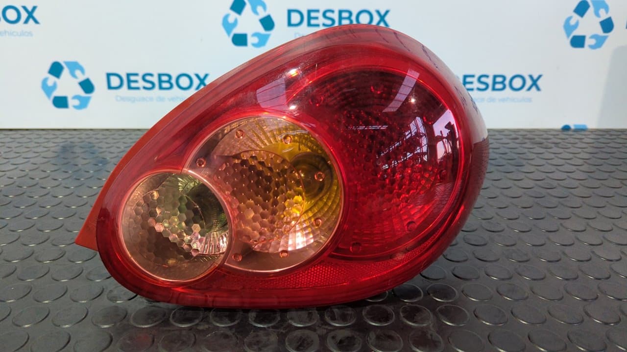 Recambio de PILOTO TRASERO DERECHO para TOYOTA AYGO (KGB/WNB) City 1KRFE referencia OEM IAM   - NEGRO