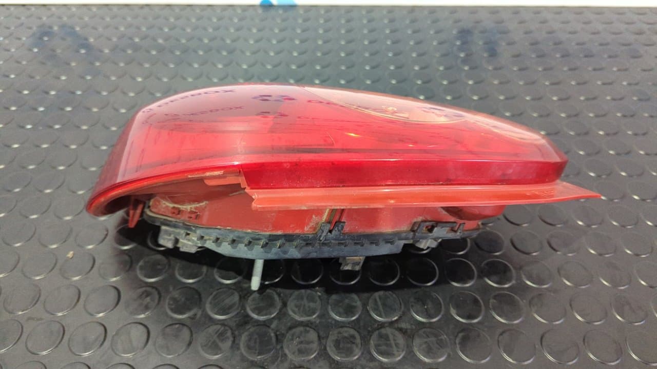 Recambio de PILOTO TRASERO DERECHO para TOYOTA AYGO (KGB/WNB) City 1KRFE referencia OEM IAM   - NEGRO 5