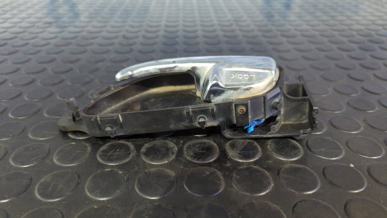 Recambio de MANETA INTERIOR DELANTERA IZQUIERDA para SSANGYONG RODIUS Xdi Deluxe 4WD D27DT referencia OEM IAM 7241021000 - PLATA 4