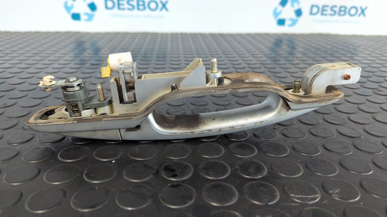 Recambio de MANETA DELANTERA IZQUIERDA para SSANGYONG RODIUS Xdi Deluxe 4WD D27DT - PLATA 2
