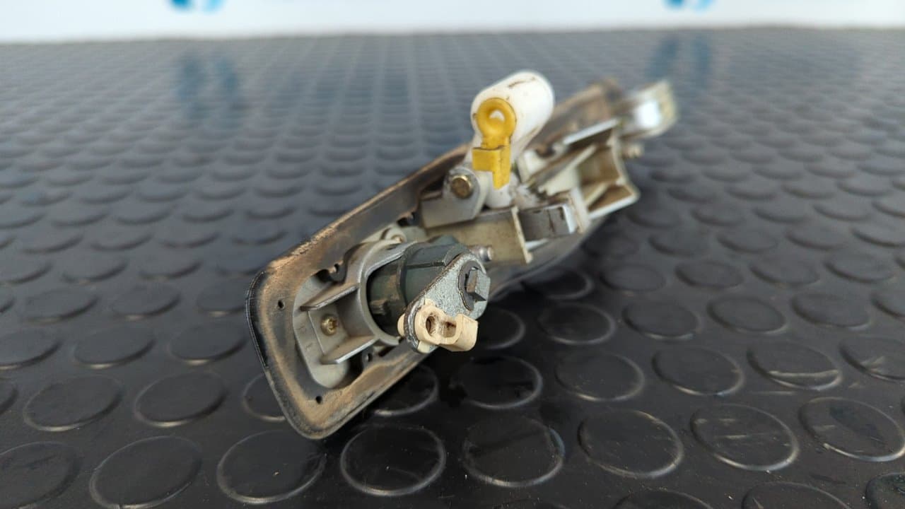 Recambio de MANETA DELANTERA IZQUIERDA para SSANGYONG RODIUS Xdi Deluxe 4WD D27DT - PLATA 4