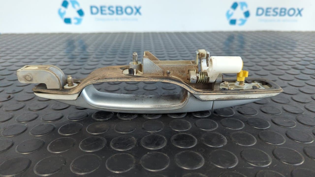 Recambio de MANETA  TRASERA IZQUIERDA para SSANGYONG RODIUS Xdi Deluxe 4WD D27DT - PLATA 6
