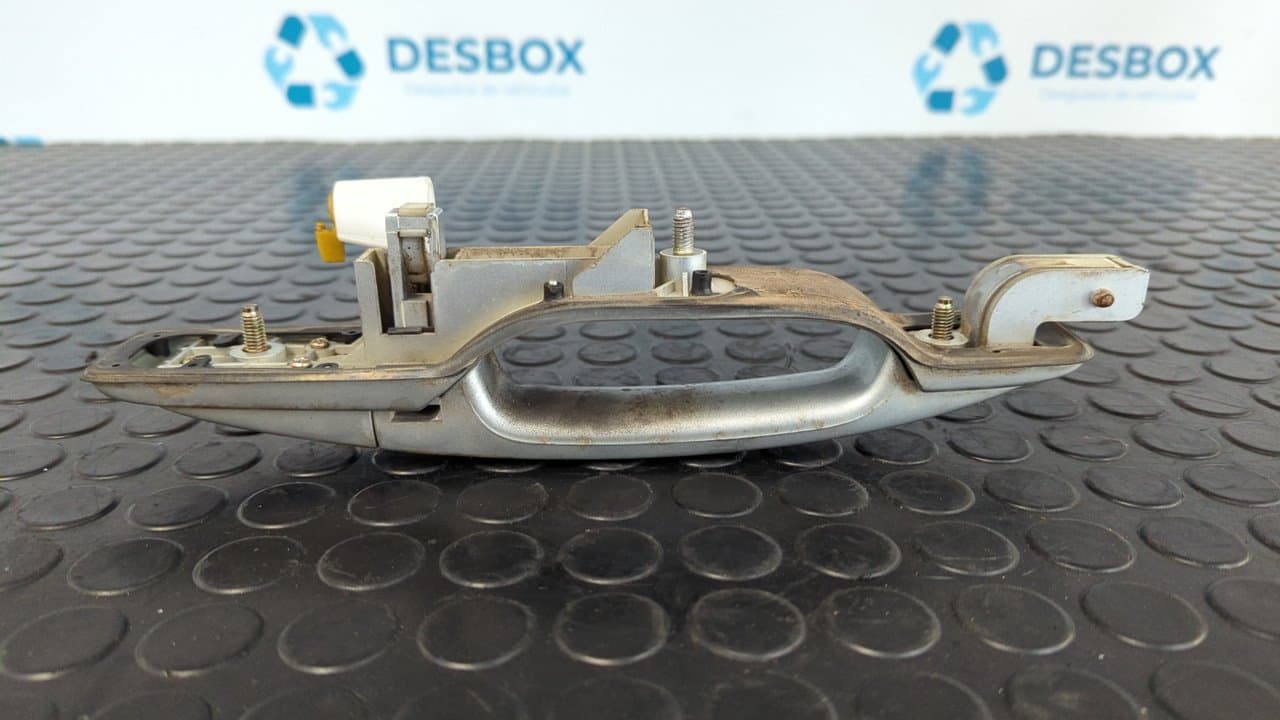 Recambio de MANETA  TRASERA IZQUIERDA para SSANGYONG RODIUS Xdi Deluxe 4WD D27DT - PLATA 2