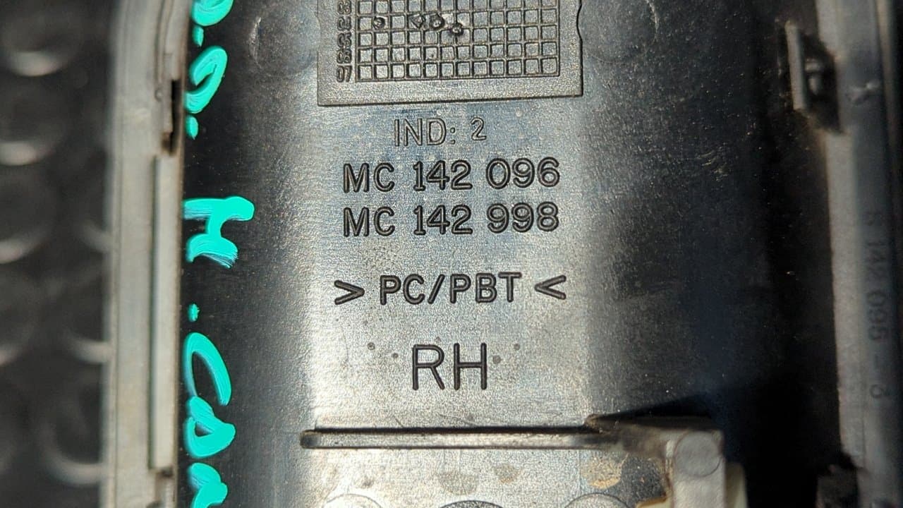 Recambio de MANETA DELANTERA DERECHA para MITSUBISHI CANTER 4.05 referencia OEM IAM MC142096 3