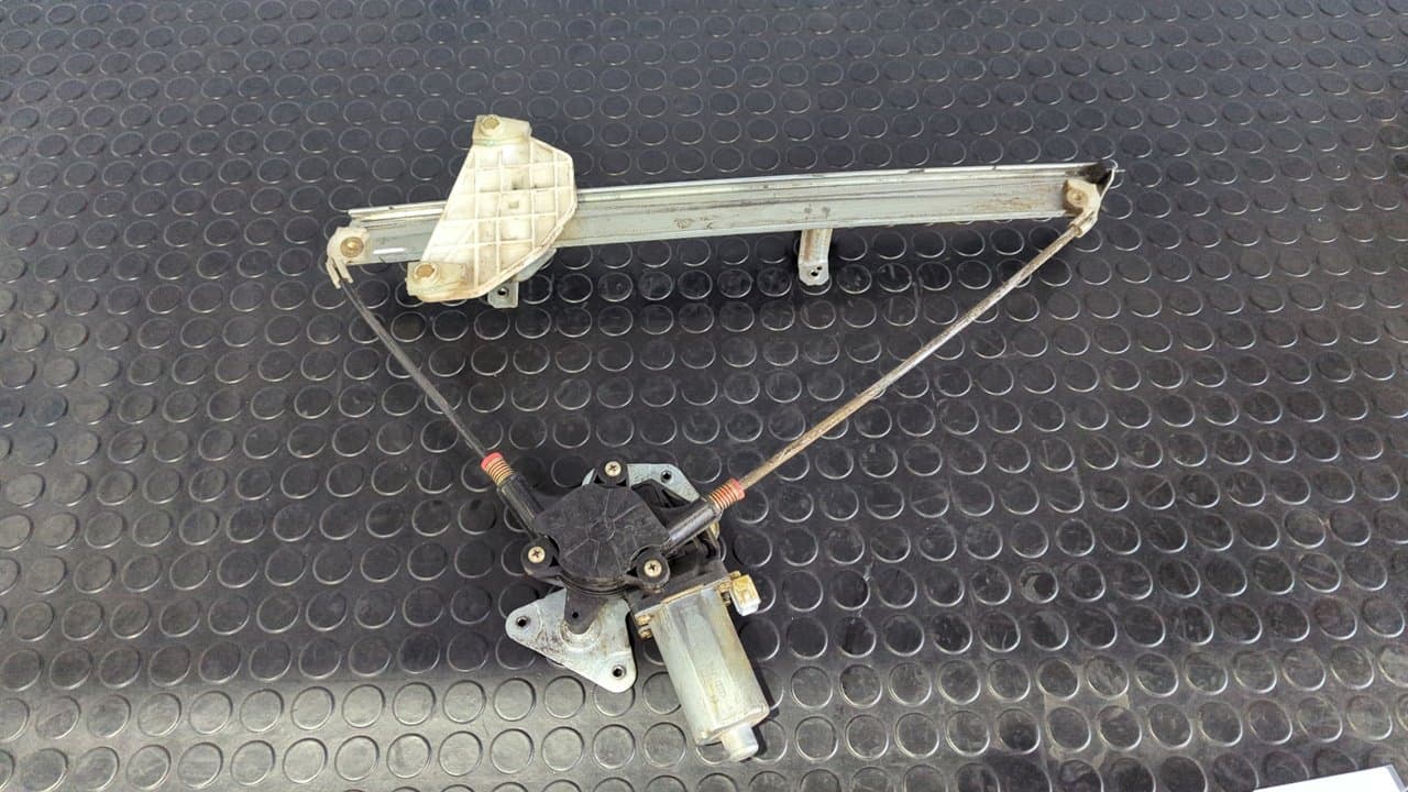 Recambio de ELEVALUNAS DELANTERO DERECHO para MITSUBISHI CANTER 4.05 referencia OEM IAM 0130821701
