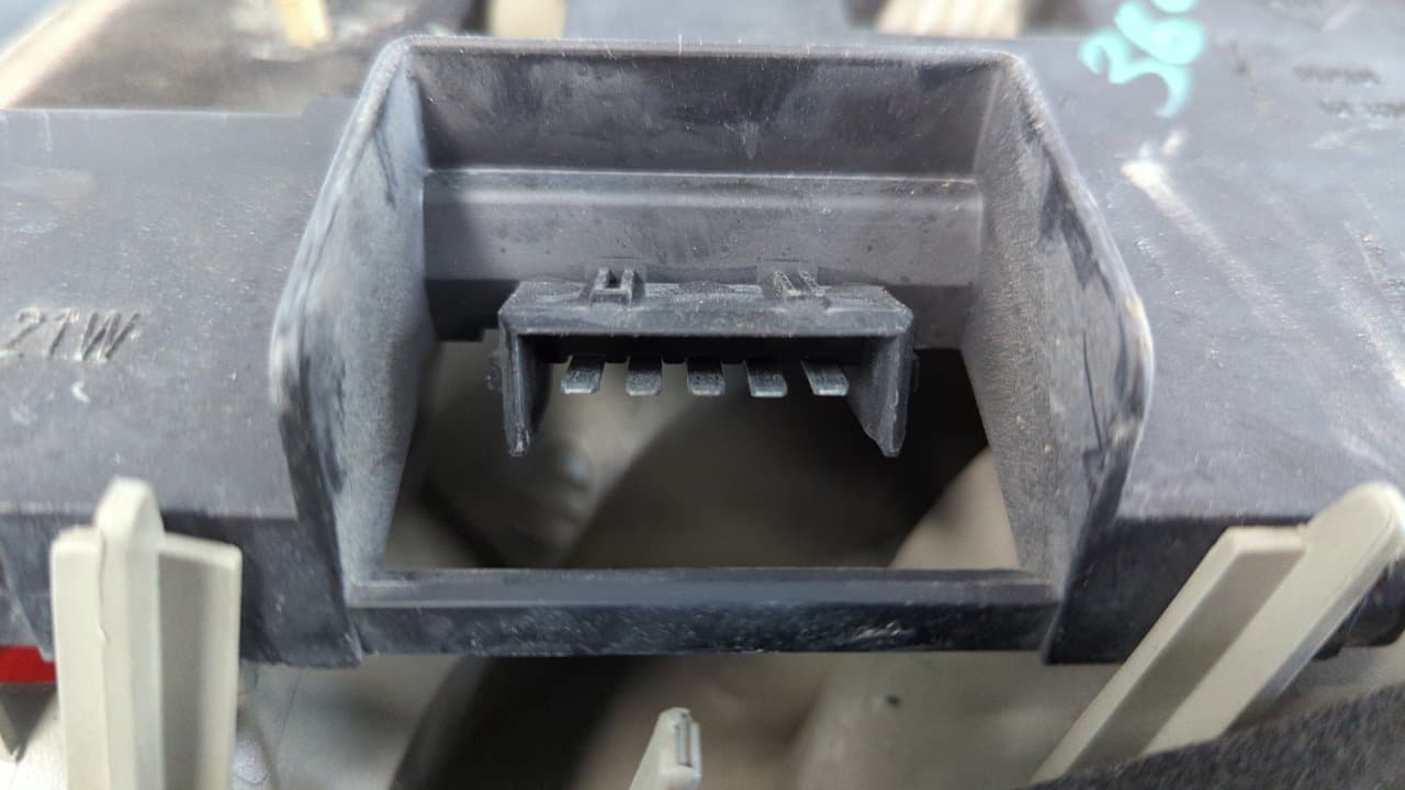 Recambio de PILOTO TRASERO IZQUIERDO para FORD FIESTA BERLINA Básico RTJ referencia OEM IAM 96FG13N004BA - NEGRO 5