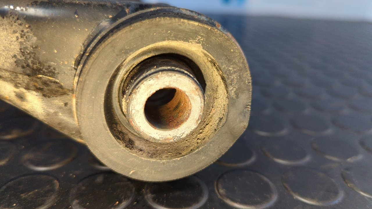 Recambio de BRAZO DERECHO INFERIOR TRASERO  para MITSUBISHI MONTERO (V80/V90) 4M41 - GRIS 5