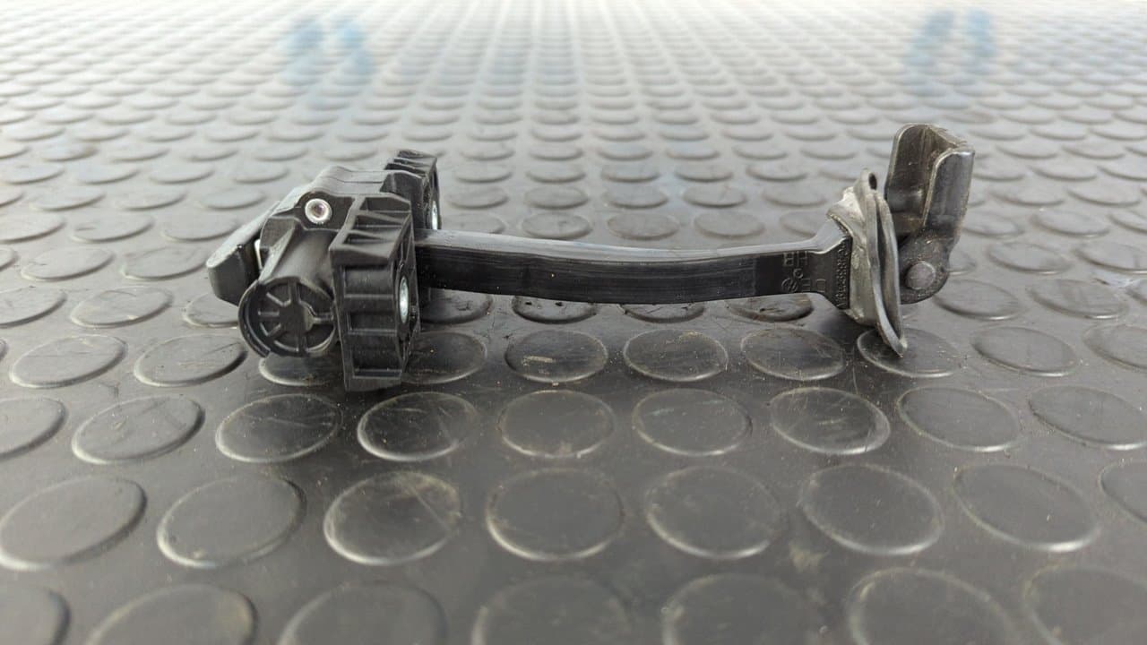 Recambio de RETENEDOR PUERTA DERECHA para VOLKSWAGEN GOLF VII LIM. (5G1) BlueMotion CRKB referencia OEM IAM 5G4839249A - NEGRO 5