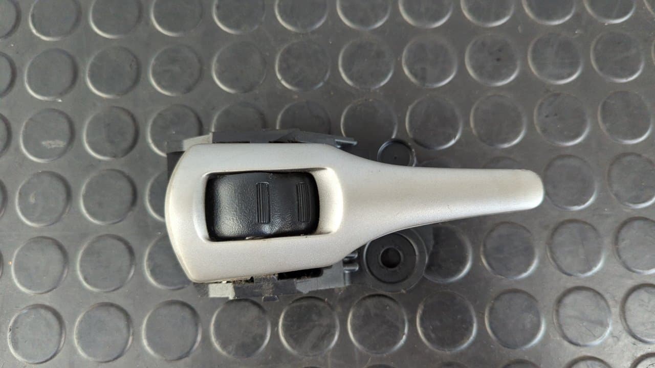 Recambio de MANETA INTERIOR TRASERA IZQUIERDA para TOYOTA AURIS 1.4 Turbodiesel CAT 1ND referencia OEM IAM 62318 - BLANCO