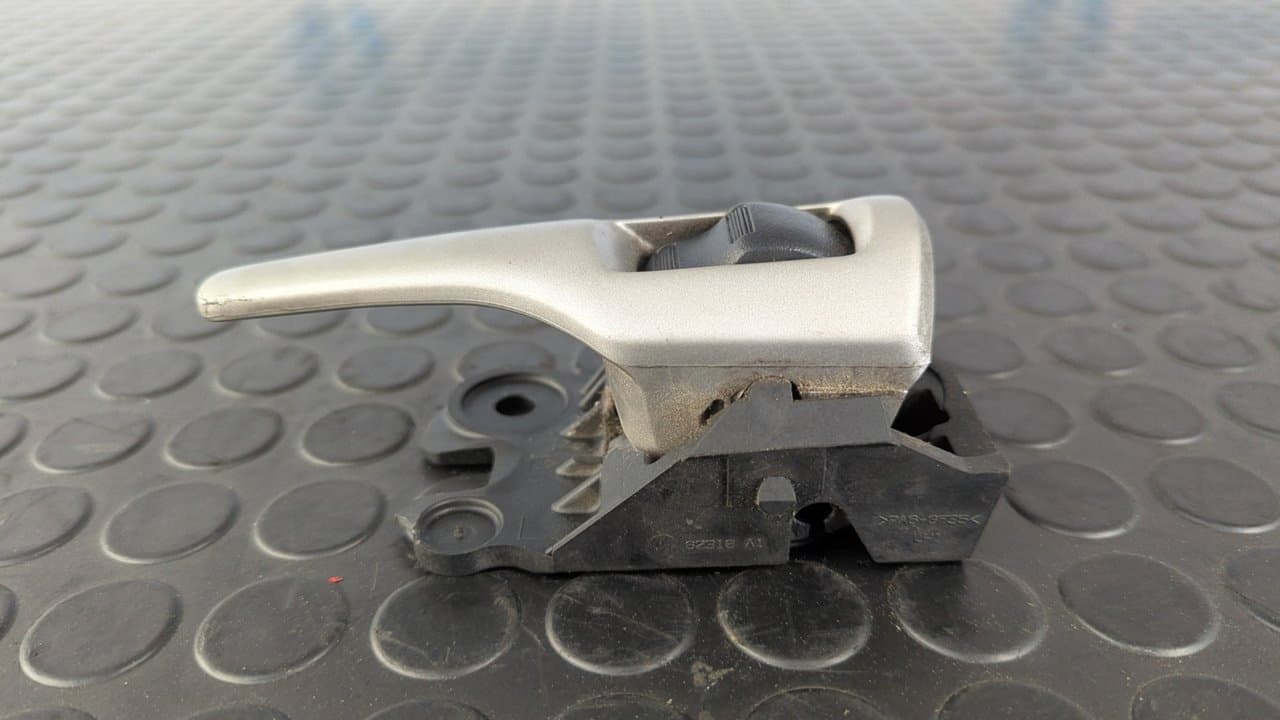 Recambio de MANETA INTERIOR TRASERA IZQUIERDA para TOYOTA AURIS 1.4 Turbodiesel CAT 1ND referencia OEM IAM 62318 - BLANCO 3