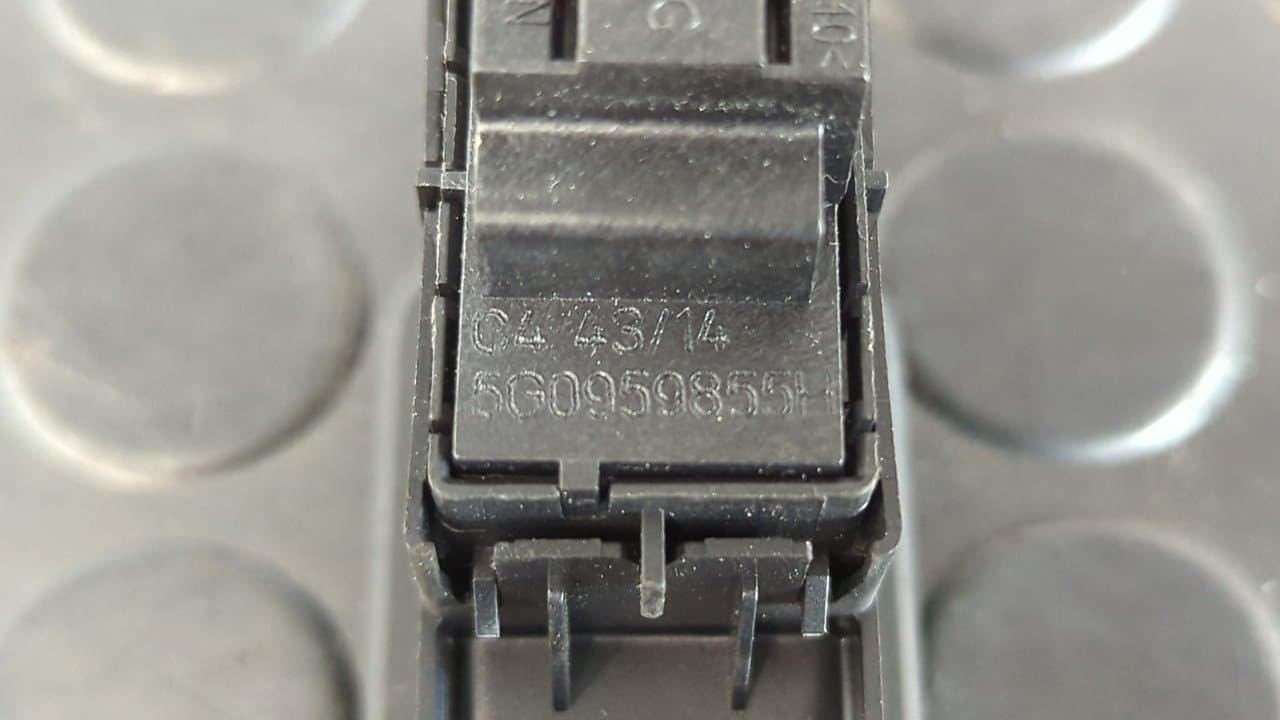 Recambio de MANDO ELEVALUNAS TRASERO DERECHO para VOLKSWAGEN GOLF VII LIM. (5G1) BlueMotion CRKB referencia OEM IAM 5G0868345 - NEGRO 8