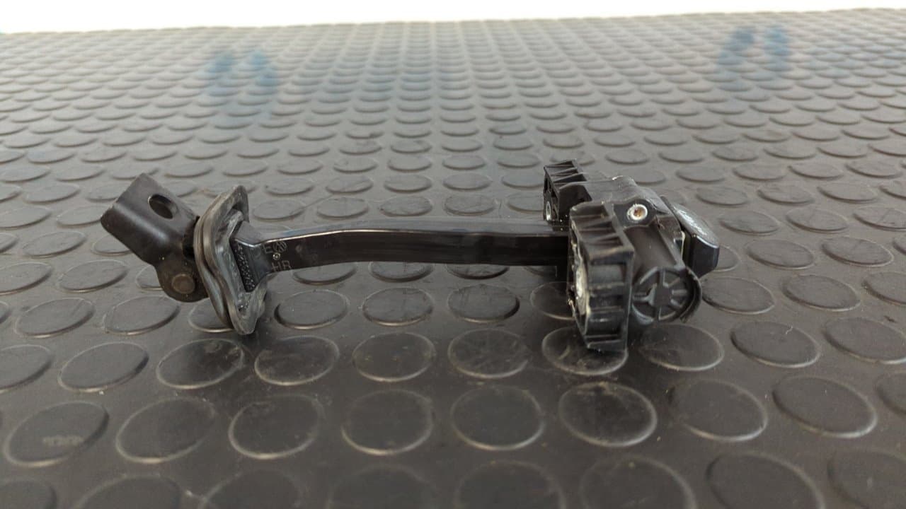 Recambio de RETENEDOR PUERTA IZQUIERDA  para VOLKSWAGEN GOLF VII LIM. (5G1) BlueMotion CRKB referencia OEM IAM 5G4839249A - NEGRO 8