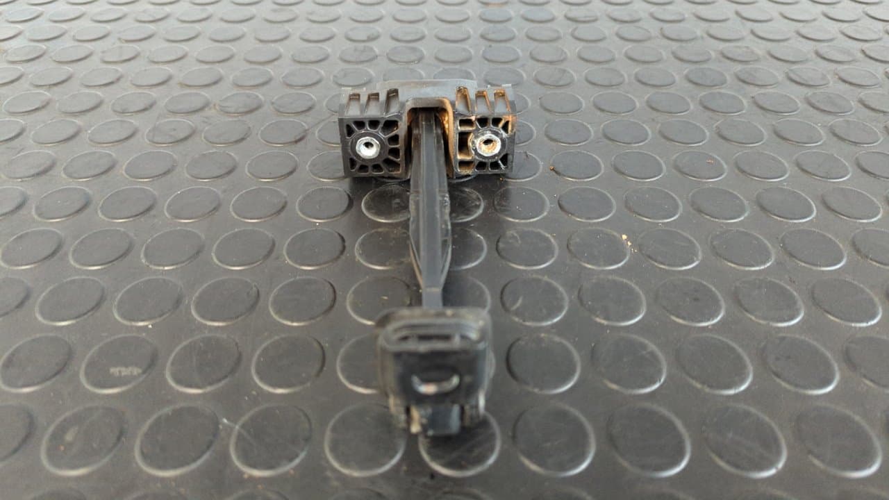 Recambio de RETENEDOR PUERTA DERECHA para VOLKSWAGEN GOLF VII LIM. (5G1) BlueMotion CRKB referencia OEM IAM 5G0837249C - NEGRO 2
