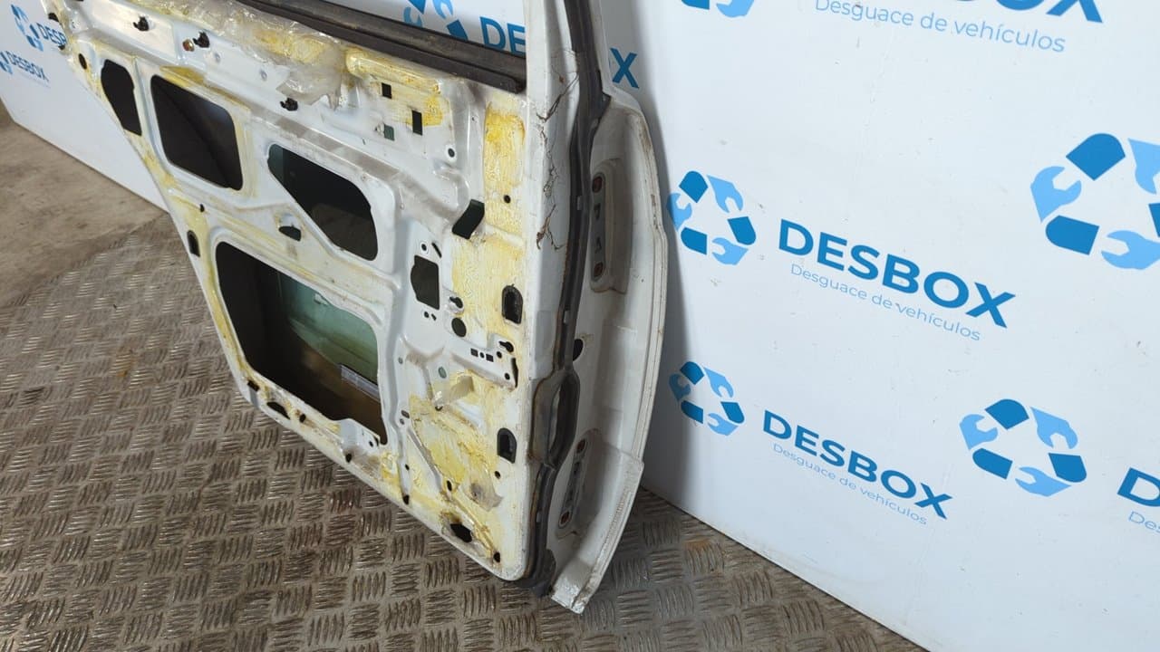 Recambio de PUERTA TRASERA IZQUIERDA para MERCEDES-BENZ CLASE C (W201) BERLINA E 190 (201.024) M102962 referencia OEM IAM    - BLANCO 8