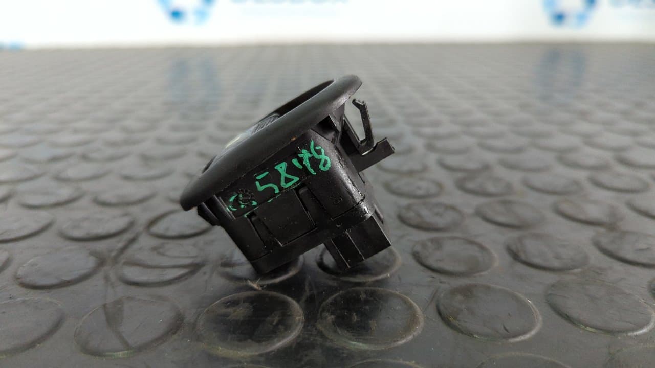 Recambio de MANDO ELEVALUNAS DELANTERO IZQUIERDO para CITROEN C3 1.4 SX Plus KFVTU3JP referencia OEM IAM 96401469XT 2