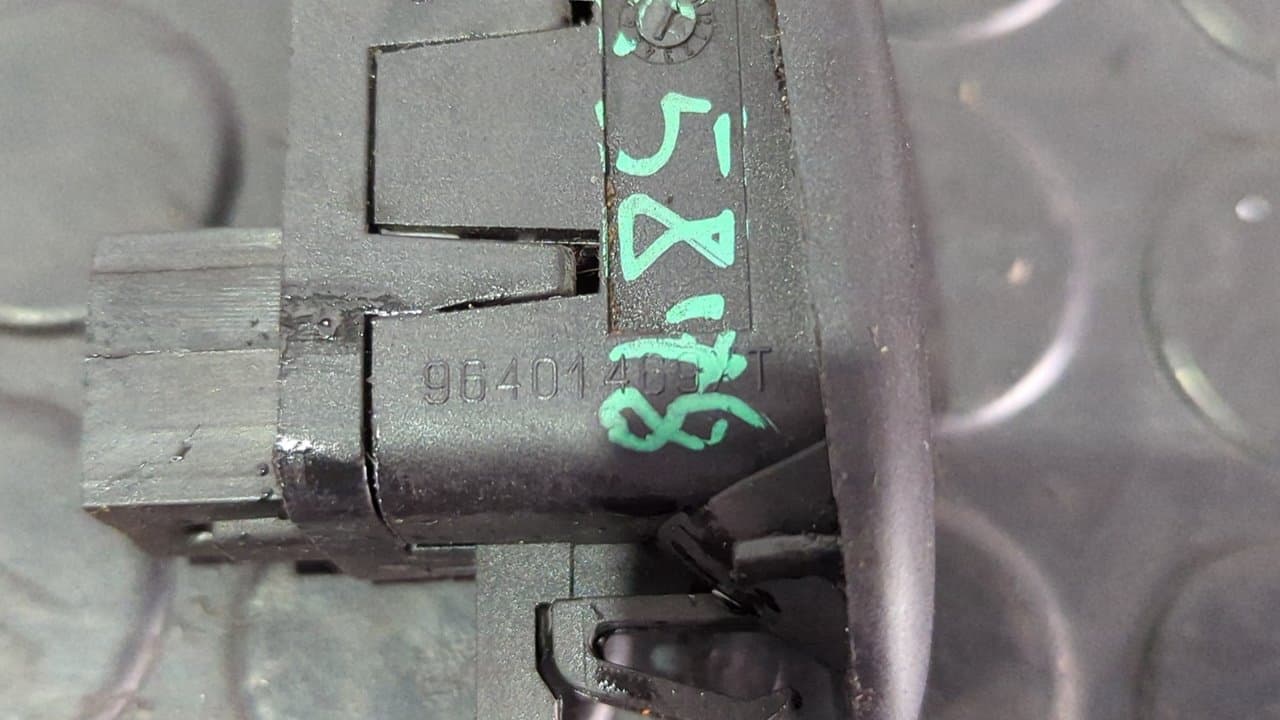 Recambio de MANDO ELEVALUNAS DELANTERO IZQUIERDO para CITROEN C3 1.4 SX Plus KFVTU3JP referencia OEM IAM 96401469XT 5