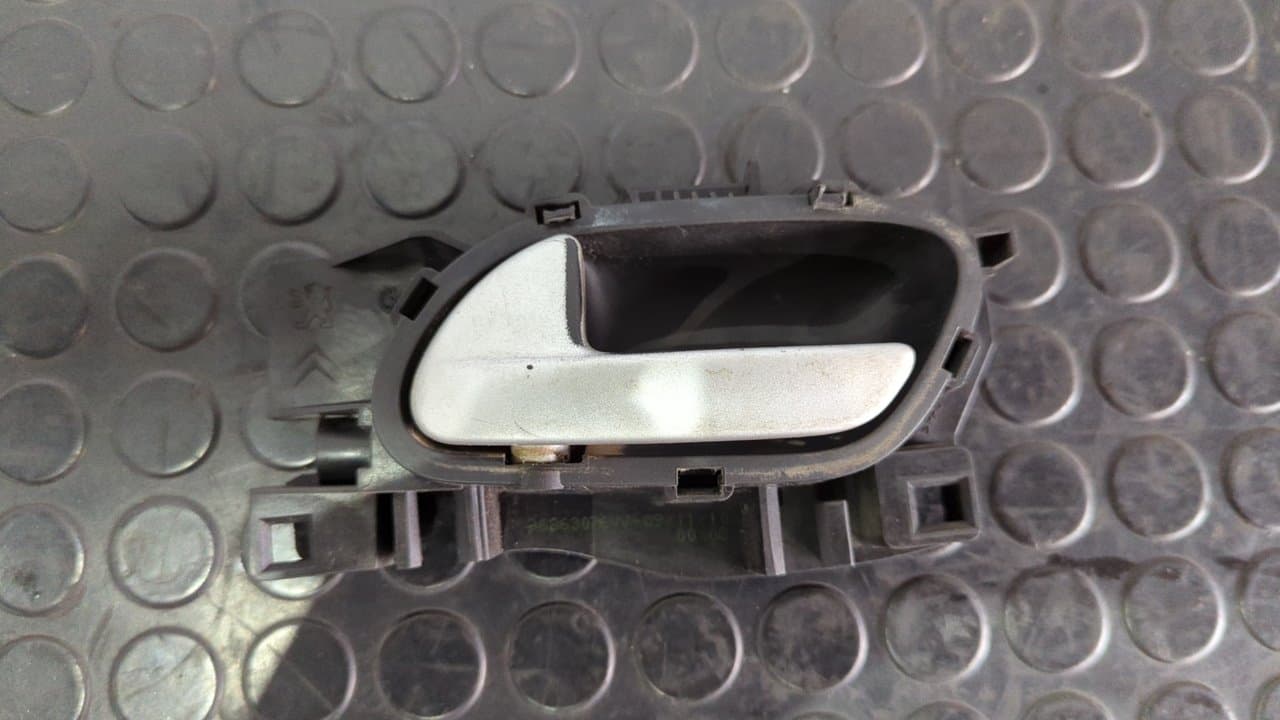 Recambio de MANETA INTERIOR DELANTERA IZQUIERDA para PEUGEOT PARTNER KOMBI Premium 9HZDV6TED4 referencia OEM IAM 96863076VV - BLANCO