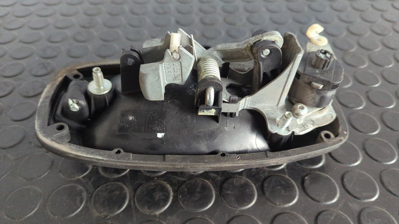 Recambio de MANETA DELANTERA IZQUIERDA para FIAT FIORINO 1.3 16V M-Jet CAT 199A2000 referencia OEM IAM 242557C - BLANCO 6