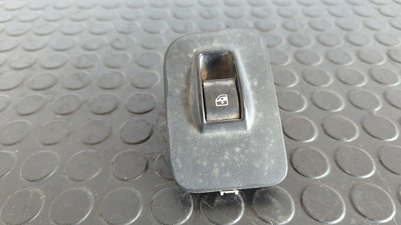 Recambio de MANDO ELEVALUNAS DELANTERO DERECHO para FIAT FIORINO 1.3 16V M-Jet CAT 199A2000 referencia OEM IAM B569 - BLANCO