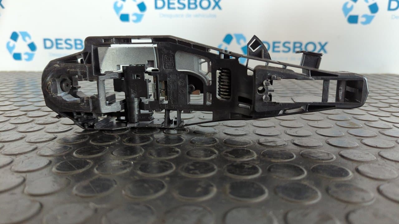 Recambio de SOPORTE MANETA DELANTERA IZQUIERDA para CITROEN E-C4 100KW SHINE ZK01 referencia OEM IAM 9686433780 - AZUL