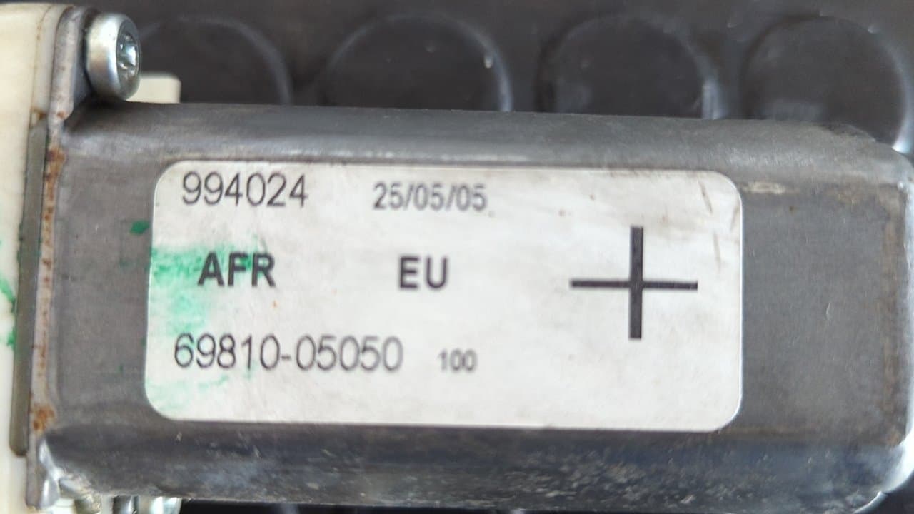 Recambio de ELEVALUNAS DELANTERO DERECHO para TOYOTA AVENSIS BERLINA (T25) 2.2 D-CAT 2AD-FHV referencia OEM IAM 6981005050  - NEGRO 3