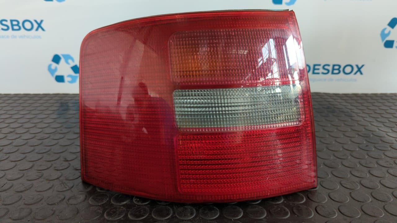 Recambio de PILOTO TRASERO IZQUIERDO para AUDI A6 AVANT (4B5) 2.5 TDI AFB - AZUL