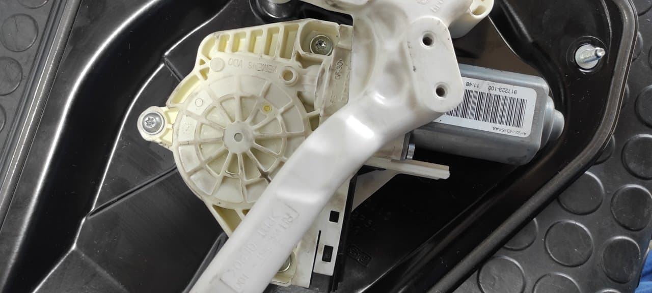 Recambio de ELEVALUNAS TRASERO DERECHO para LAND ROVER RANGE ROVER SPORT 306DT referencia OEM IAM  AH2227000AA - BLANCO 5