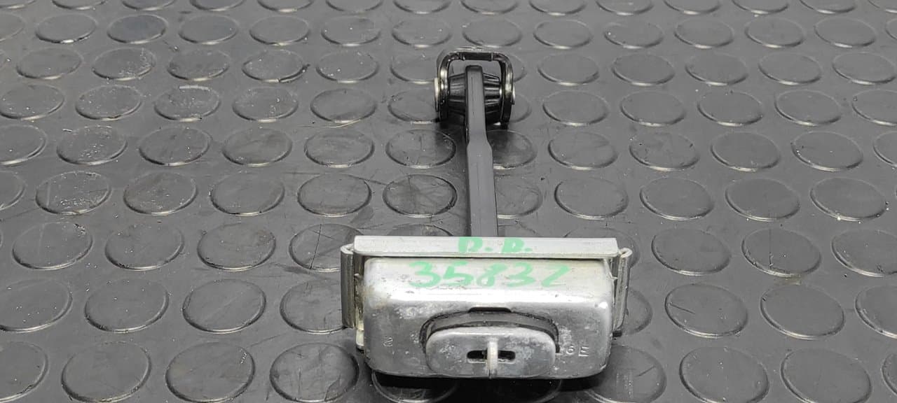 Recambio de RETENEDOR PUERTA DERECHA para FORD KUGA (CBS) Titanium S TXDA referencia OEM IAM R23500AJ - BLANCO