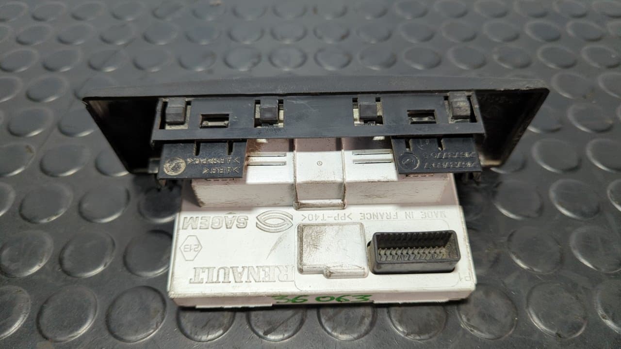 Recambio de PANTALLA MULTIFUNCION para NISSAN INTERSTAR MOD. 04 (X70) 2.5 dCi Diesel CAT G9UA7 referencia OEM IAM 8200380298A - BLANCO 2