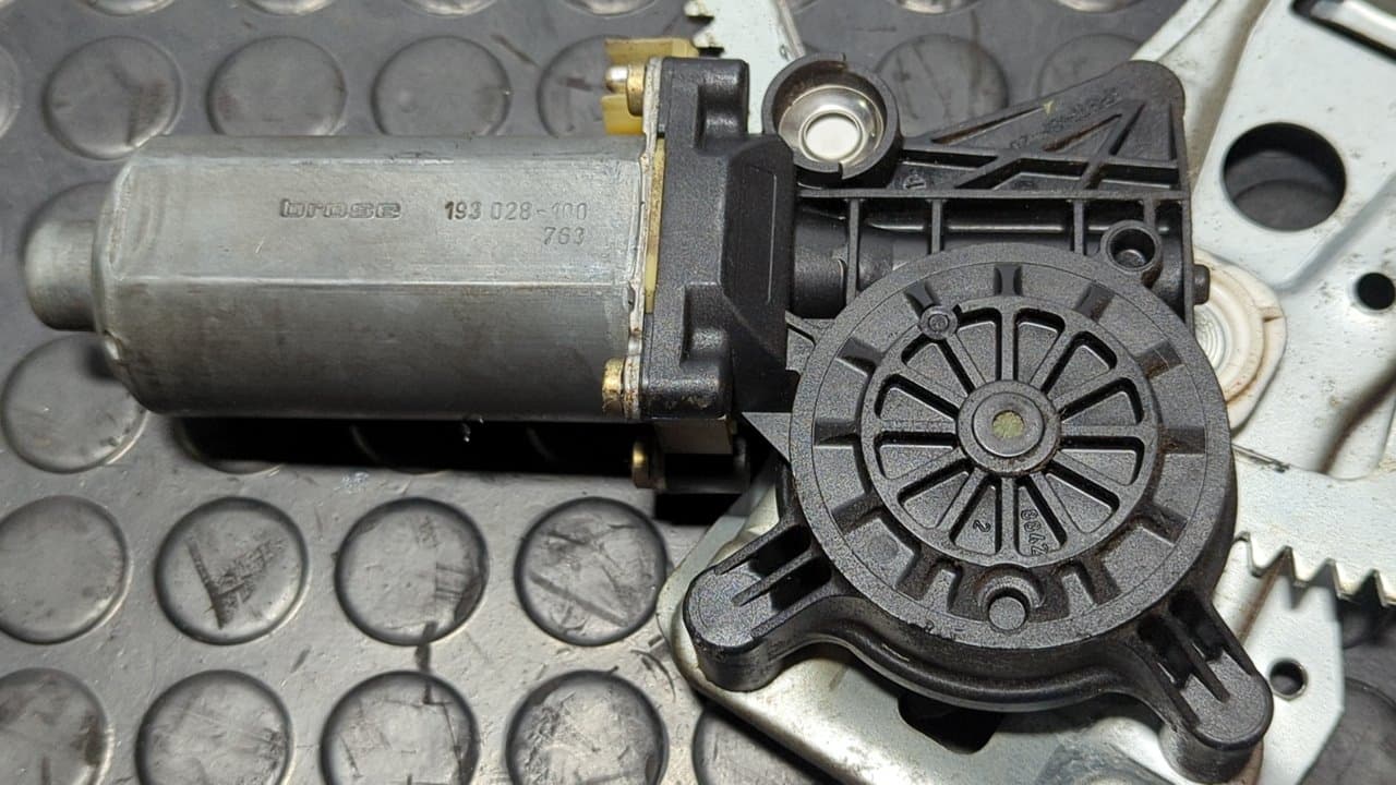Recambio de ELEVALUNAS DELANTERO DERECHO para MERCEDES-BENZ CLASE C (W202) BERLINA 2.5 20V Turbodiesel CAT 605960 referencia OEM IAM 0130821639 - VERDE 4