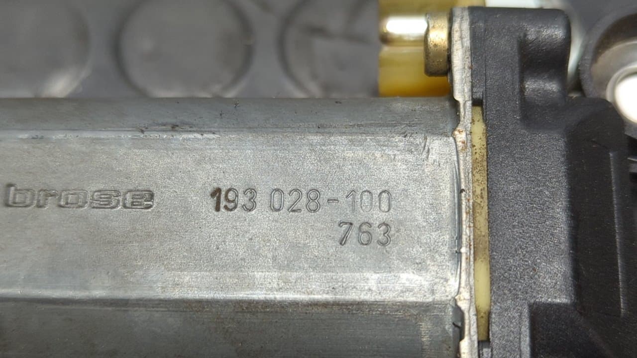 Recambio de ELEVALUNAS DELANTERO DERECHO para MERCEDES-BENZ CLASE C (W202) BERLINA 2.5 20V Turbodiesel CAT 605960 referencia OEM IAM 0130821639 - VERDE 2