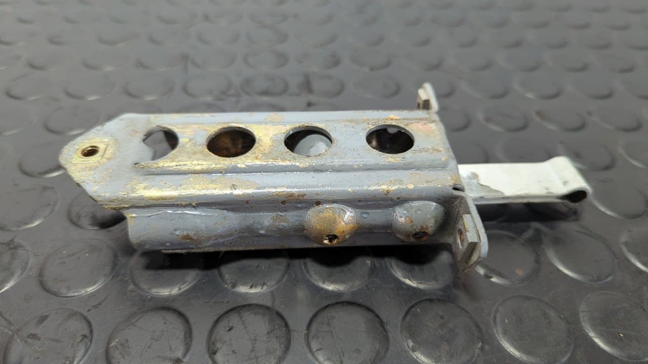 Recambio de RETENEDOR PUERTA IZQUIERDA  para MERCEDES-BENZ CLASE C (W201) BERLINA E 190 (201.024) M102962 - BLANCO 4