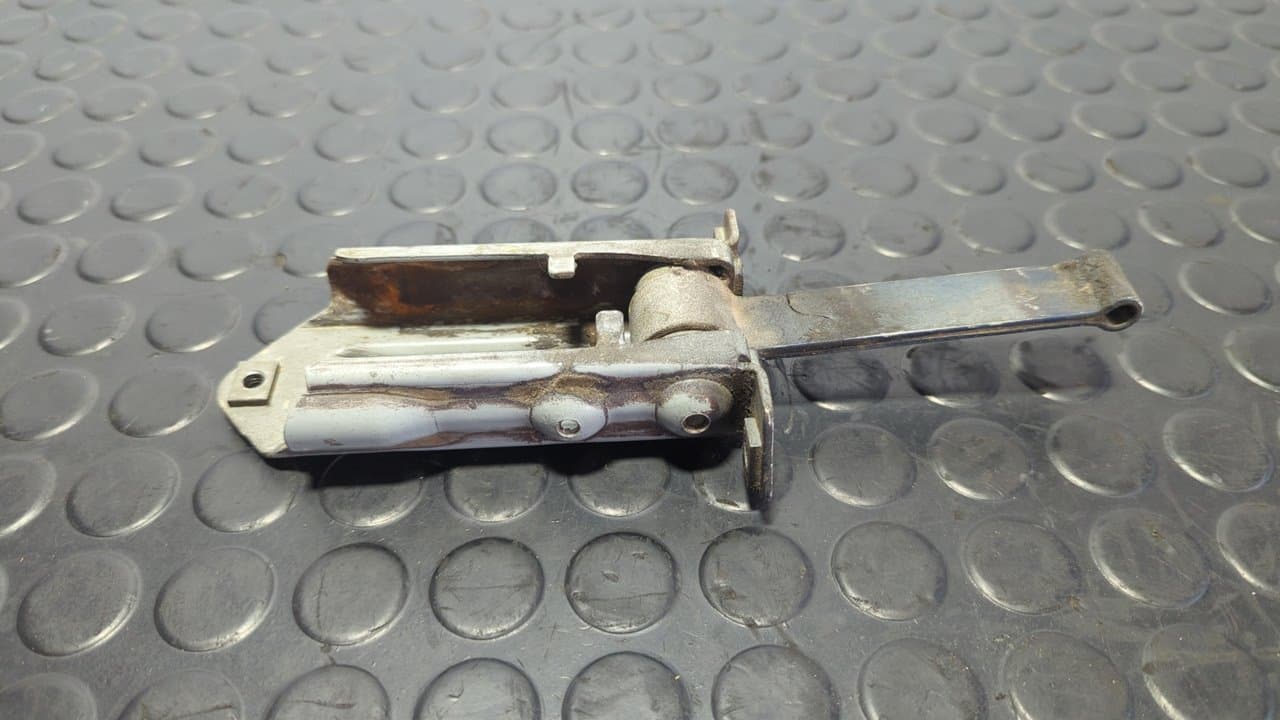 Recambio de RETENEDOR PUERTA IZQUIERDA  para MERCEDES CLASE E (W124) 2