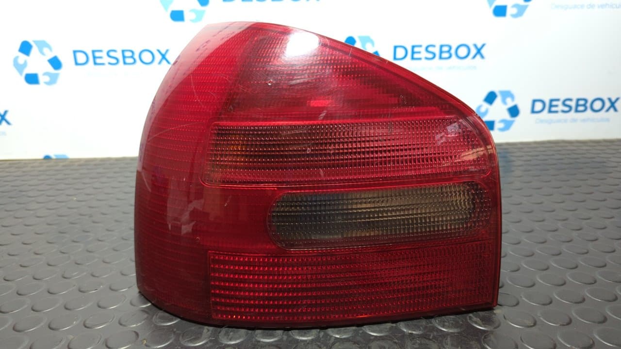 Recambio de PILOTO TRASERO IZQUIERDO para AUDI A3 (8L) 1.6 Ambiente AEH referencia OEM IAM 8L0945257 - ROJO