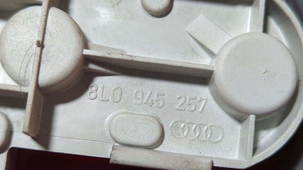 Recambio de PILOTO TRASERO IZQUIERDO para AUDI A3 (8L) 1.6 Ambiente AEH referencia OEM IAM 8L0945257 - ROJO 9