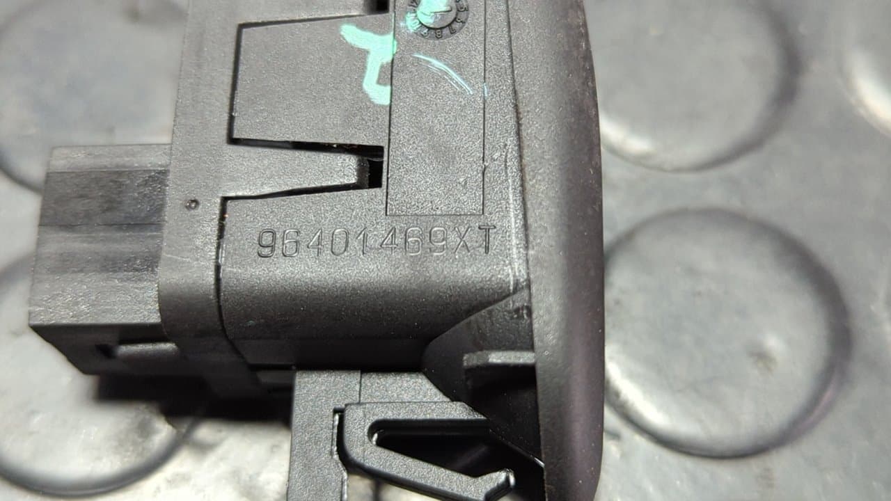 Recambio de MANDO ELEVALUNAS DELANTERO DERECHO para CITROEN C2 by Loeb 8HZ referencia OEM IAM 96401469XT - GRIS 5