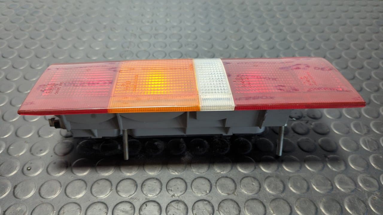 Recambio de PILOTO TRASERO DERECHO para FORD FIESTA BERL./COURIER Surf RTD referencia OEM IAM 90VB13404AB - BLANCO 4