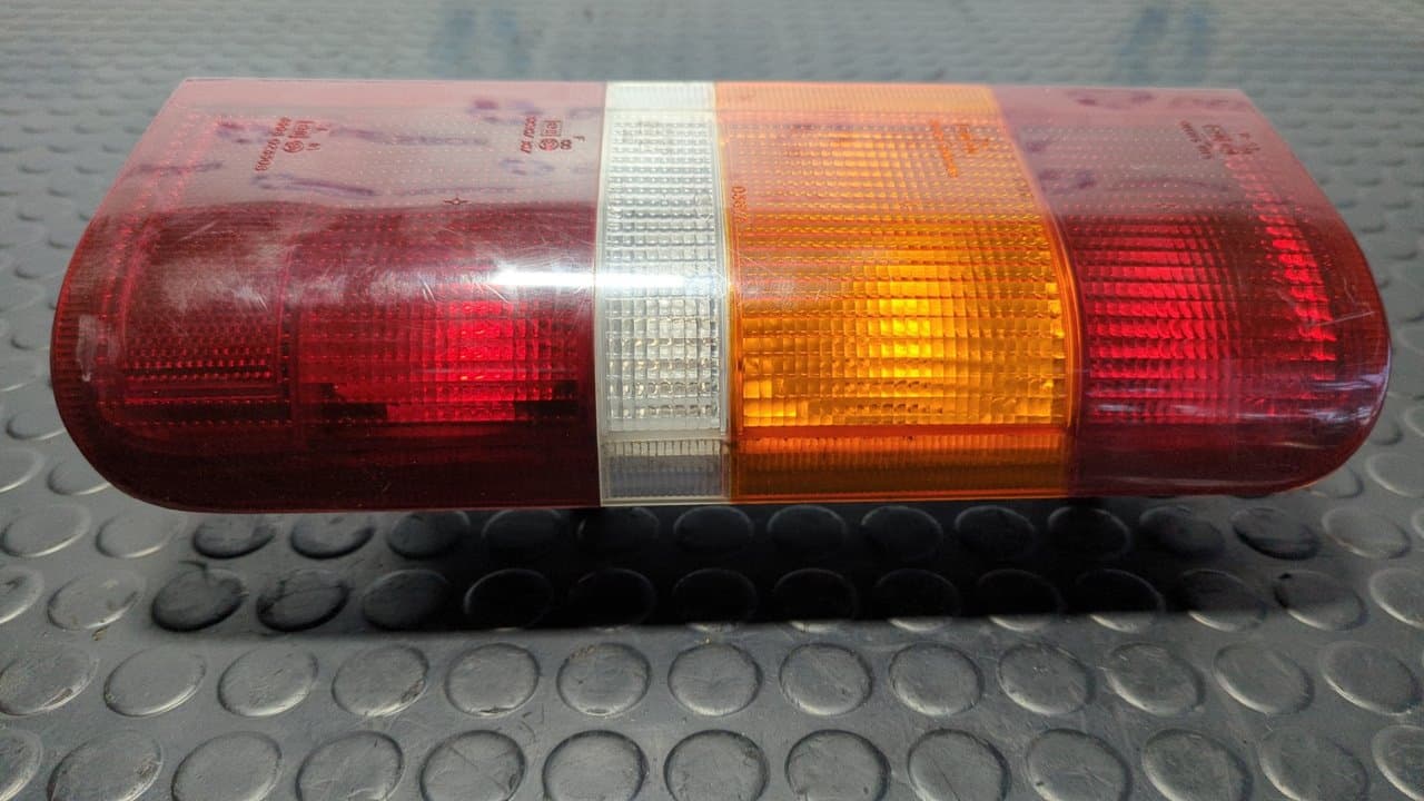 Recambio de PILOTO TRASERO DERECHO para FORD FIESTA BERL./COURIER Surf RTD referencia OEM IAM 90VB13404AB - BLANCO 5