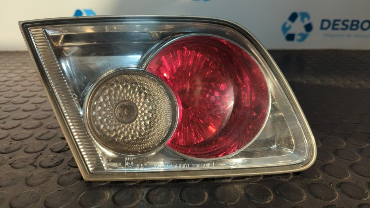 Recambio de PILOTO PORTON IZQUIERDO para MAZDA 6 BERLINA (GG) 2.0 CRTD 136 Active (4-ptas.) RF5C referencia OEM IAM 22661971 - AZUL