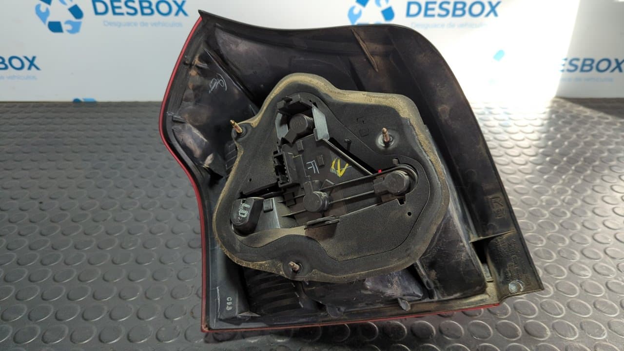 Recambio de PILOTO TRASERO DERECHO para TOYOTA COROLLA (E12) 2.0 D-CAT 1CDFTV referencia OEM IAM 0251 - GRIS 4