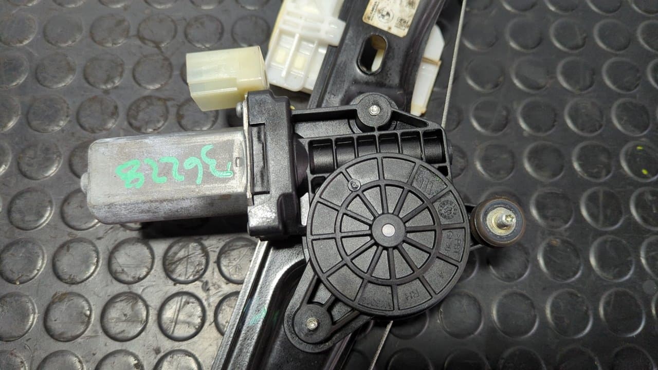 Recambio de ELEVALUNAS TRASERO DERECHO para BMW SERIE 3 LIM. (F30) 318d Advantage B47D20A referencia OEM IAM 7351050 - NEGRO 5