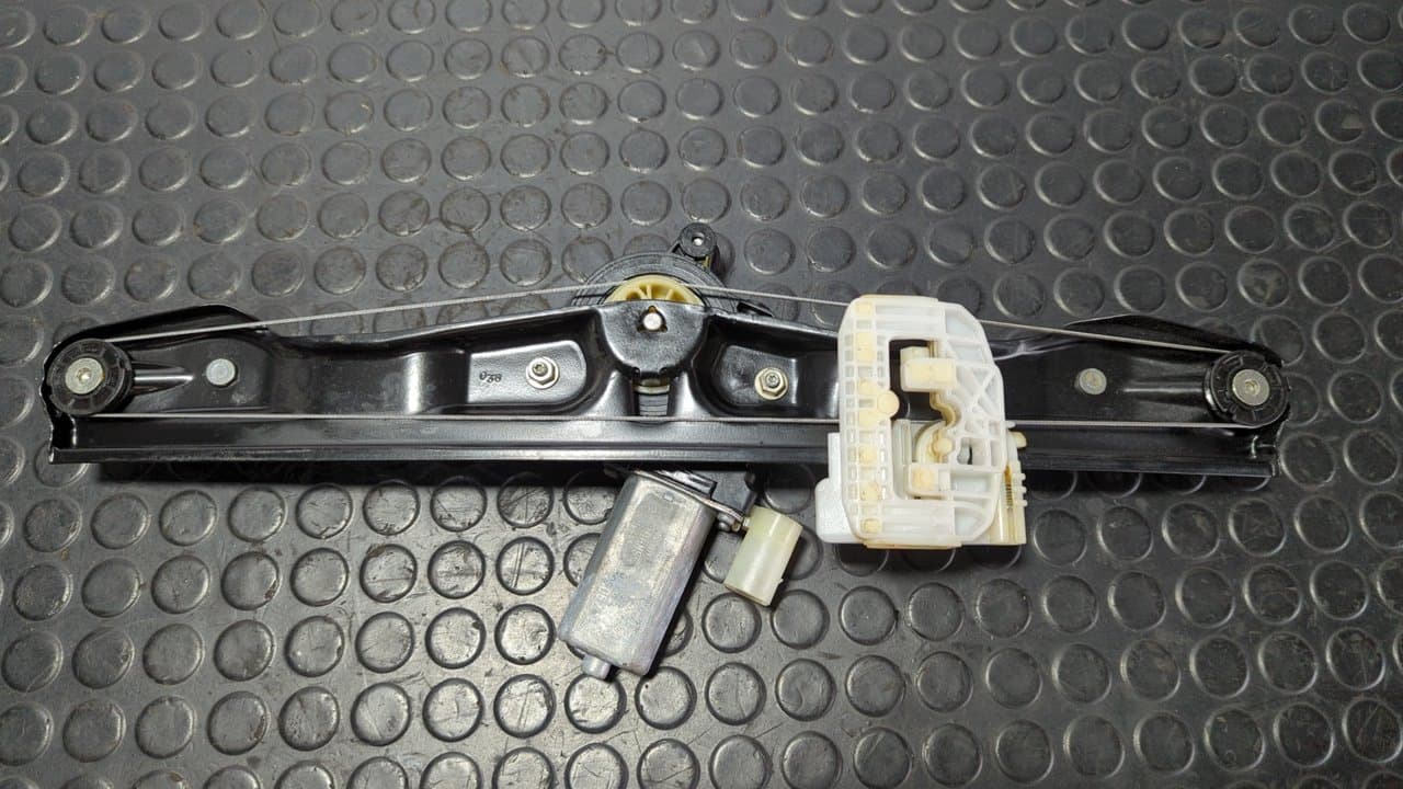 Recambio de ELEVALUNAS TRASERO DERECHO para BMW SERIE 3 LIM. (F30) 318d Advantage B47D20A referencia OEM IAM 7351050 - NEGRO 2