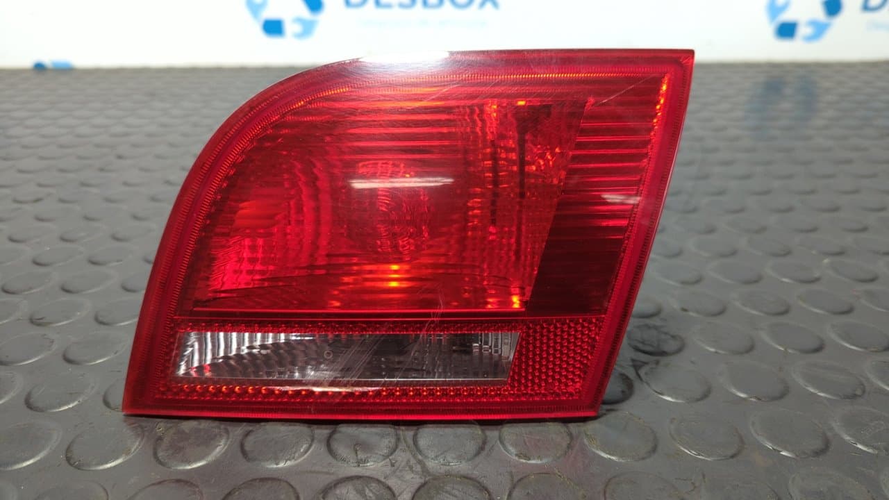 Recambio de PILOTO PORTON DERECHO para AUDI A3 SPORTBACK (8P) 2.0 FSI Ambiente BLR referencia OEM IAM 8P4945258A - NEGRO