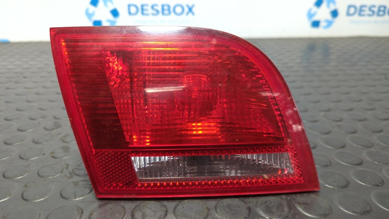 Recambio de PILOTO PORTON IZQUIERDO para AUDI A3 SPORTBACK (8P) 2.0 FSI Ambiente BLR referencia OEM IAM 8P4945093 - NEGRO