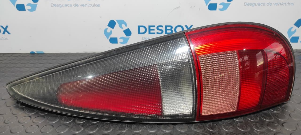 Recambio de PILOTO TRASERO DERECHO para RENAULT LAGUNA (B56) 2.0 N7Q700 referencia OEM IAM 2261 - NEGRO