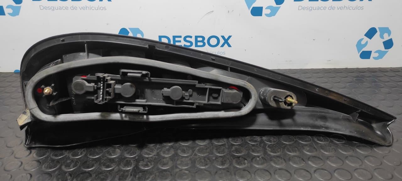 Recambio de PILOTO TRASERO DERECHO para RENAULT LAGUNA (B56) 2.0 N7Q700 referencia OEM IAM 2261 - NEGRO 4
