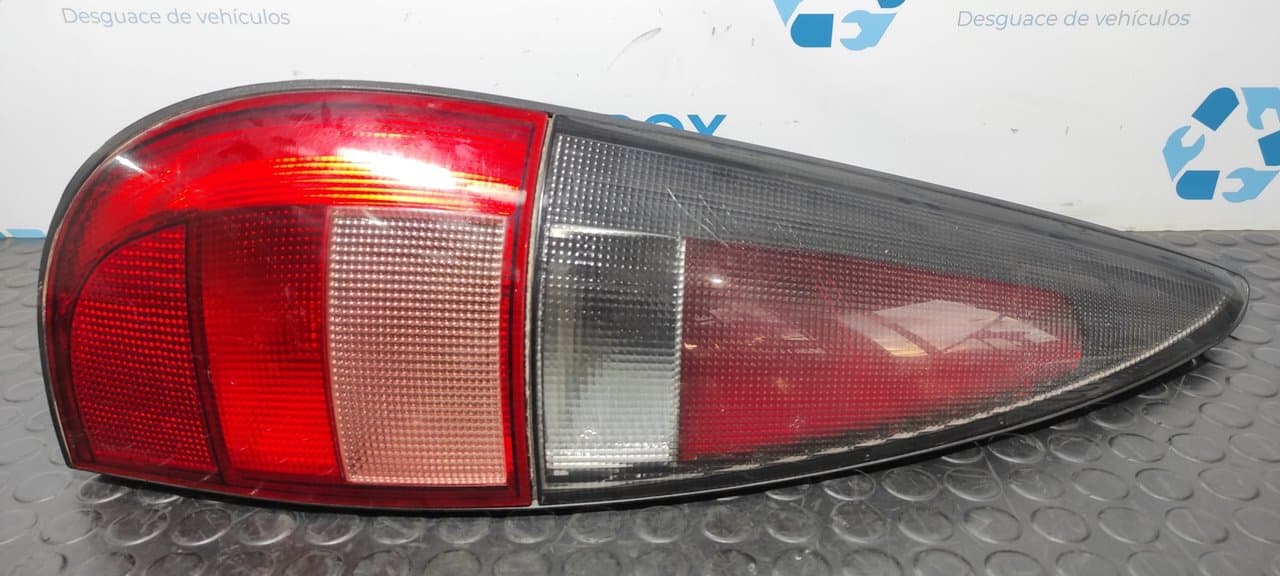 Recambio de PILOTO TRASERO IZQUIERDO para RENAULT LAGUNA (B56) 2.0 N7Q700 referencia OEM IAM 2261 - NEGRO